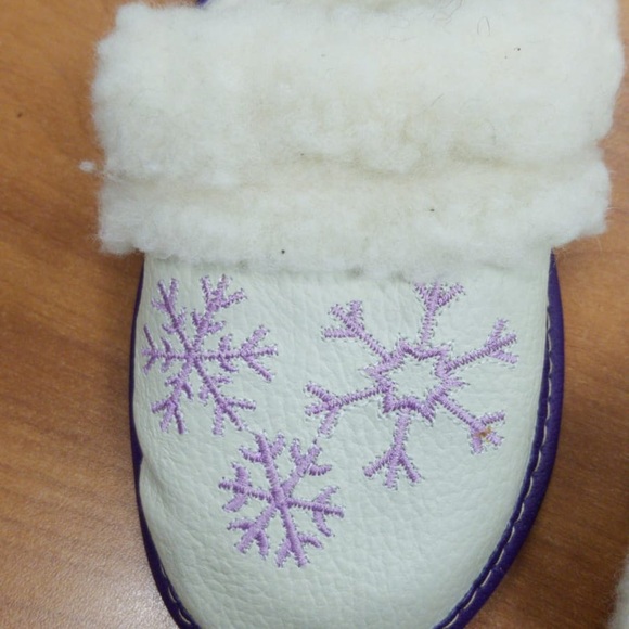 Size 9 Women’s House Slippers - Picture 5 of 8
